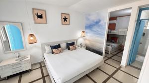 sypialnia z łóżkiem i lustrem w obiekcie TAMA Hotel Santa Marta w mieście Santa Marta