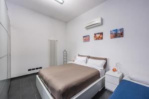 ボローニャにある*Love'n fly apartament * Airport- Ducatiの白い壁のベッドルーム1室(ベッド1台付)