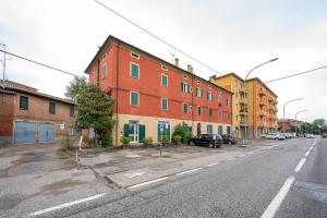 ボローニャにある*Love'n fly apartament * Airport- Ducatiの建物や車が停まった空き道