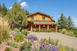 Taman di luar Stunning Mountain Views Spacious Cabin in Dubois!