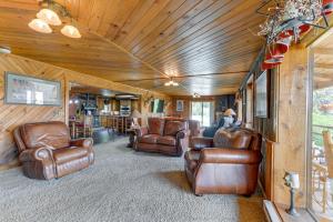 Ruang duduk di Stunning Mountain Views Spacious Cabin in Dubois!