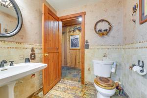 Bilik mandi di Stunning Mountain Views Spacious Cabin in Dubois! +31 gambar