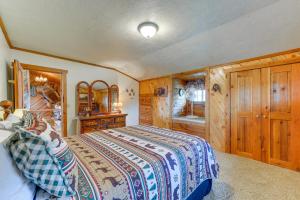 Katil atau katil-katil dalam bilik di Stunning Mountain Views Spacious Cabin in Dubois!