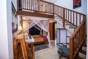 sypialnia z łóżkiem piętrowym i schodami w obiekcie Calathea inn unawatuna w mieście Galle