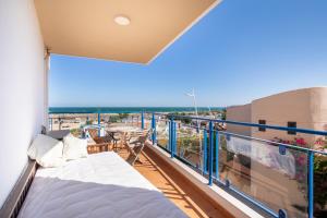 Un balcón con una cama y vista al mar. en Casa Areia Ornata, en Lagos