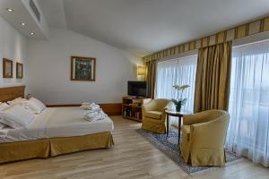 A bed or beds in a room at BV Grand Hotel Assisi