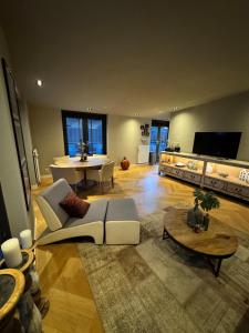 una sala de estar con un sofá y una mesa en Tip! Luxury waterfront penthouse, en Vinkeveen