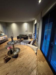 Una sala de estar con una mesa de madera y un sofá. en Tip! Luxury waterfront penthouse, en Vinkeveen 13 fotos más