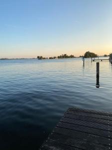 vistas a una masa de agua con muelle en Tip! Luxury waterfront penthouse, en Vinkeveen