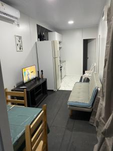 瓜苏维拉Guazuvira nuevo, sandú coast的客房设有一张床、一张书桌和一台冰箱