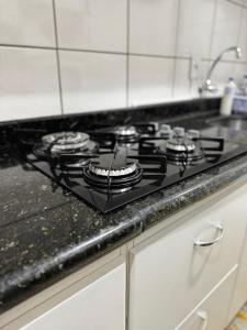 a stove top oven sitting on top of a kitchen counter at Recanto dos Corais - Praia do Gravatá - Navegantes in Navegantes