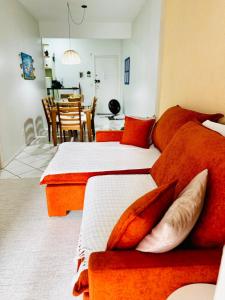 a bedroom with two beds and a dining room at Recanto dos Corais - Praia do Gravatá - Navegantes in Navegantes