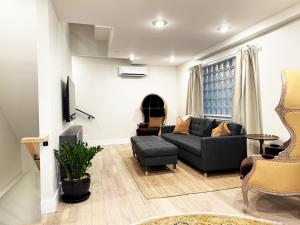 un soggiorno con un divano e una poltrona di The Executive - Center-City - 3BR-4Bath-Private-Garage a Philadelphia