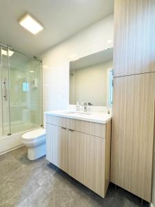 un bagno con lavandino, WC e specchio di The Executive - Center-City - 3BR-4Bath-Private-Garage a Philadelphia Altre 26 foto