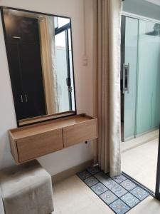 ein Badezimmer mit Waschbecken und Spiegel an der Wand in der Unterkunft Departamento luminoso frente de la playa Huanchaco in Huanchaco + 18 Fotos