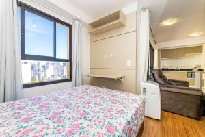a bedroom with a large bed and a window at Green Center - Centro de Curitiba - 1 quarto in Curitiba