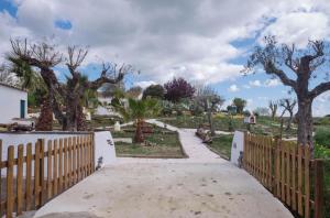 a driveway with a wooden fence and trees at Monte da Freira in Bencatel