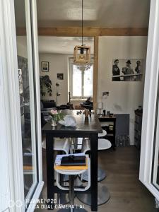 a dining room with a black table and chairs at chambres dans Maison individuelle 46 Rue de Luzel in Saint-Brieuc
