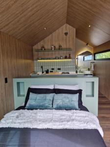 NemocónにあるVive Rela Tiny Housesの部屋の中に大きなベッドがある寝室