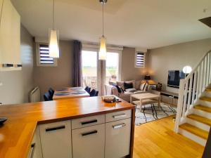 Kuchyň nebo kuchyňský kout v ubytování Duplex lumineux, balcon, parking, plein centre