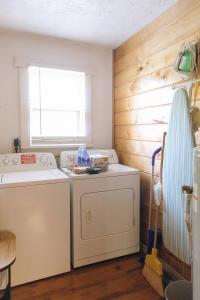 Η κουζίνα ή μικρή κουζίνα στο "Rocky Top" - Cozy RRG Cabin off Slade Exit! +25 φωτογραφίες