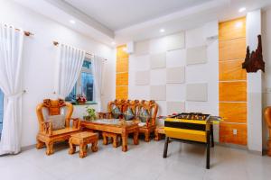 Una sala de estar con una mesa de ping pong y sillas. en TamThuanHome, en Nha Trang 19 fotos más