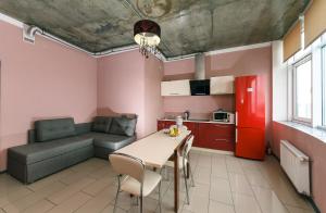 Cuisine ou kitchenette dans l'établissement Apartment Na Antonovicha 72