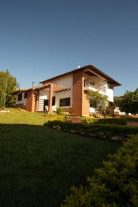 una casa con césped delante en Condominio Parque Baviera, en Barichara