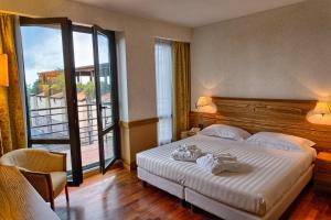 A bed or beds in a room at BV Grand Hotel Assisi