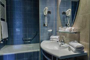A bathroom at BV Grand Hotel Assisi