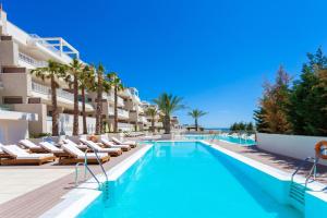 an image of a swimming pool at a resort at Fantastisk 4 roms med egen dipping Pool in Mijas Costa