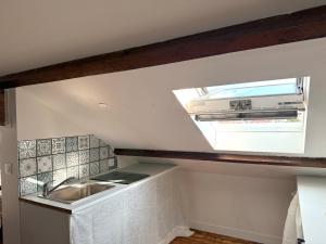 a kitchen with a sink and a window at Cosy Appartement proche de Paris in Villeneuve-Saint-Georges
