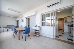 a kitchen and dining room with a table and chairs at BeGuest Dream House in Loulé