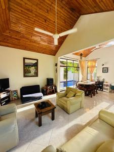 een woonkamer met een bank en een tafel bij Casa de descanso Condominio la Estancia- piscina privada in Guaduala