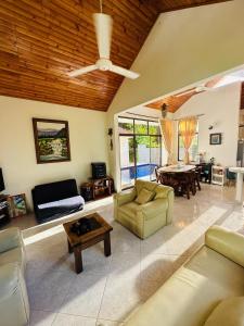 een woonkamer met een bank en een tafel bij Casa de descanso Condominio la Estancia- piscina privada in Guaduala