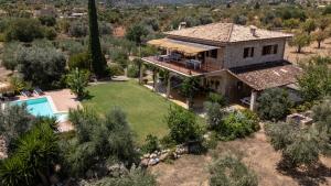 een luchtzicht op een huis met een zwembad bij Cas Colector in Selva