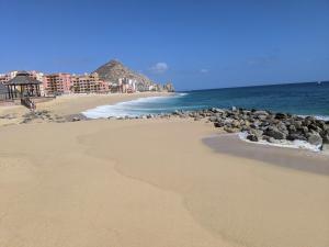 plaża z kilkoma skałami w wodzie w obiekcie Three Bedroom Villa - Waldorf Astoria Los Cabos Pedregal w mieście Cabo San Lucas