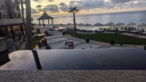 widok na plażę z parasolami i oceanem w obiekcie Three Bedroom Villa - Waldorf Astoria Los Cabos Pedregal w mieście Cabo San Lucas