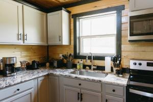eine Küche mit Spüle und Fenster in der Unterkunft "Valley View Lodge" RRG - Modern Stay w/ Hot-tub in Slade + 29 Fotos