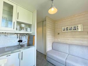 Η κουζίνα ή μικρή κουζίνα στο Charmant studio aux Ménuires pour 2, pied des pistes, proche commerces, équipements modernes - FR-1-452-87