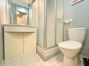 Ένα μπάνιο στο Charmant studio aux Ménuires pour 2, pied des pistes, proche commerces, équipements modernes - FR-1-452-87