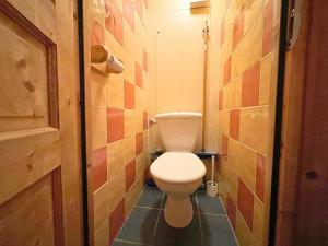 Elle comprend une petite salle de bains pourvue de toilettes blanches. dans l'établissement Studio rénové style montagne pour 4 pers aux Menuires, balcon est, accès direct pistes - FR-1-452-22, aux Menuires 13 autres photos