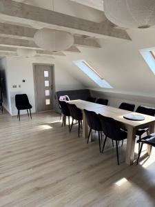 a dining room with a table and chairs at Apartament Nowa in Bolesławiec