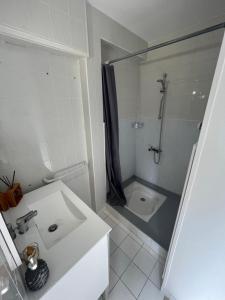 Koupelna v ubytování Chambre privative avec jardin - plages à 15 min