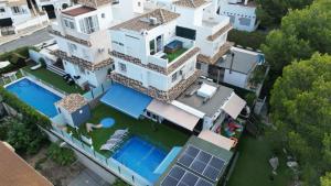 an aerial view of a house with a swimming pool at CHALET MÁGICO en Orihuela Costa in Los Dolses