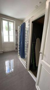 una camera con porta aperta a una stanza con finestra di Bienvenue chez Lou a Saint-Aubin-de-Blaye Altre 8 foto