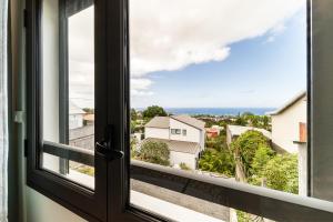 a window with a view of the ocean at Studio Ô Calm - Confort & sérénité, proche aéroport in Saint-Denis