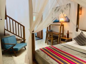 sypialnia z łóżkiem, krzesłem i biurkiem w obiekcie Calathea inn unawatuna w mieście Galle +65 zdjęć