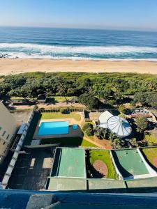 ダーバンにある138 Stella Maris, 73 Beach Road, Amanzimtoti Durban South Africaのビーチ付きのリゾートの空中ビュー