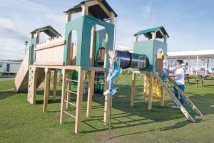 ハートルプールにあるSea View at Crimdon Dene Holiday Parkの遊び場の人々
